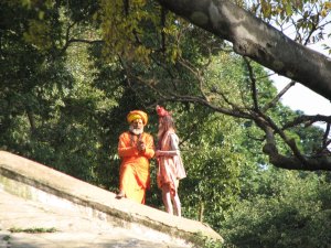 En el templo de Pashupatinath hay saltimbanquis que viven de dejarse ahcer fotos y pedir limosna a cambio.